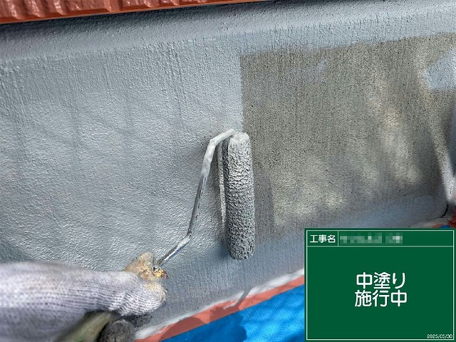 アパート建物塗装工事基礎巾木塗装工程の中塗り