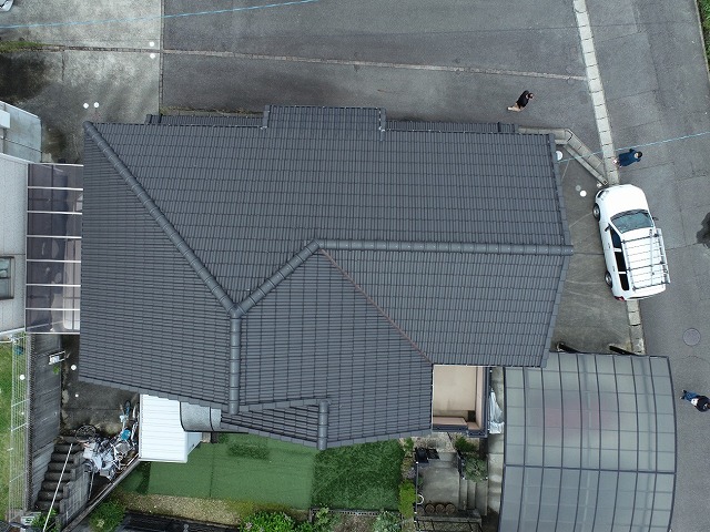 ドローンによるM型瓦屋根の調査を行っている様子