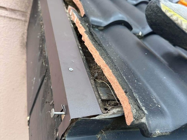 袖瓦取り直し工事の水切り板金取り付け工程の完了状況