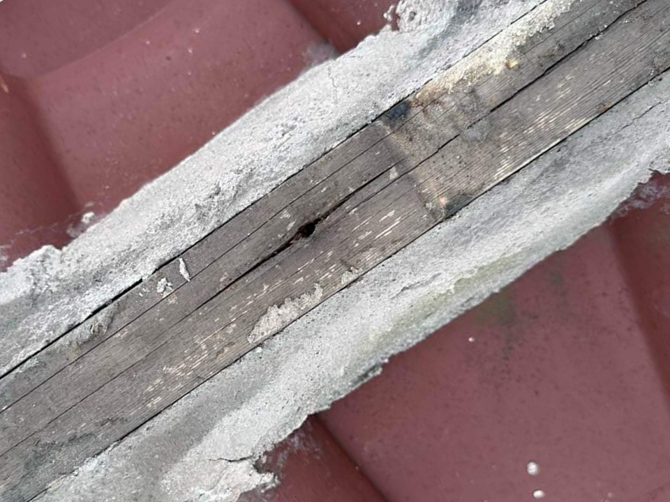 屋根棟瓦取り直し工事で既存棟瓦の取り外し後に確認した漆喰や垂木の劣化状況