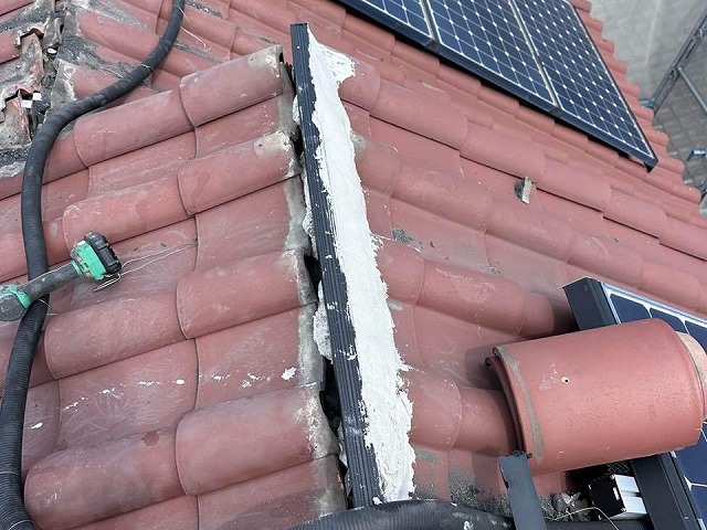 屋根棟瓦取り直し工事で垂木の両側へモルロックを塗り付け