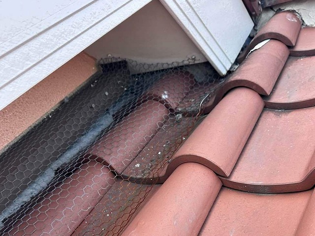 鳥の巣の形跡があった屋根の破風板下スペースに防鳥ネットを設置