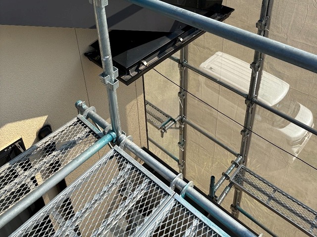 板金役物と瓦役物との取り替え改修工事の足場設置が完了