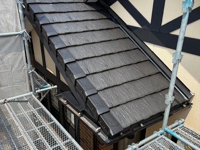 板金役物取り替え改修工事でケラバ板金撤去後の袖瓦設置が完了