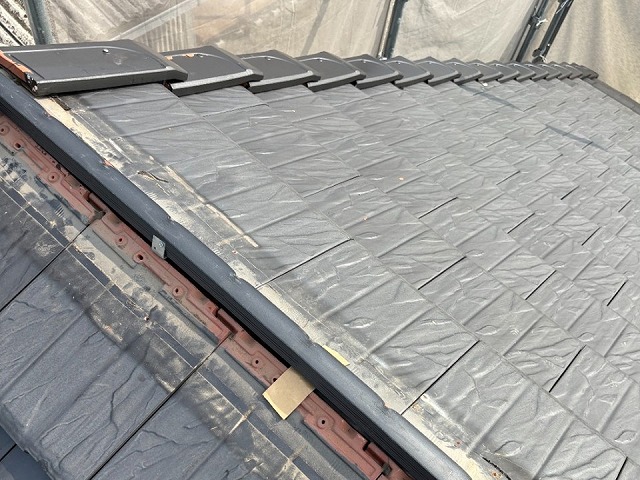 野地板に固定した補強金物に樹脂垂木を取り付けた状況