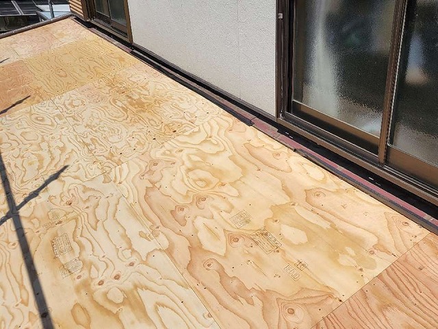 屋根葺き替え工事の構造用合板を用いた野地板増し張り