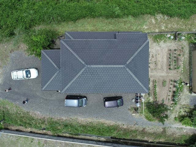 屋根のドローン点検を行っている住宅の上空からの撮影