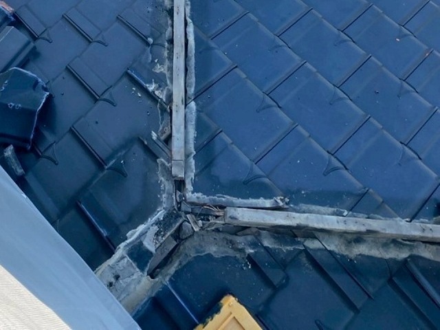 屋根棟瓦取り直し工事で既存の棟瓦を取り外した後の漆喰の黒ずみやひび割れ状況