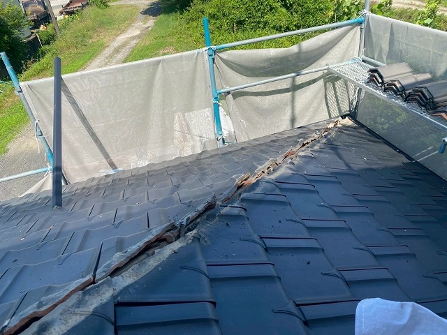 屋根棟瓦取り直し工事で土台の撤去後に清掃を行った状況