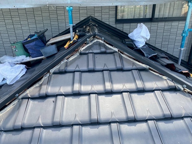 棟瓦取り直し工事の樹脂胴縁取り付け工程