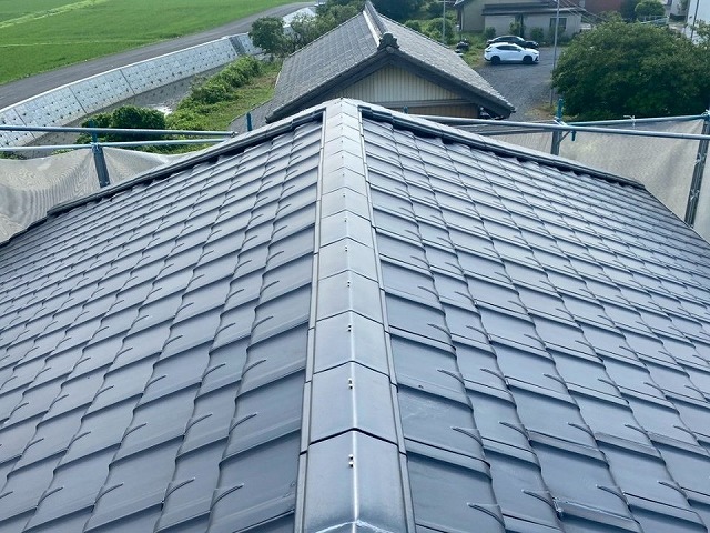 棟瓦取り直し工事の棟瓦の再設置が完了