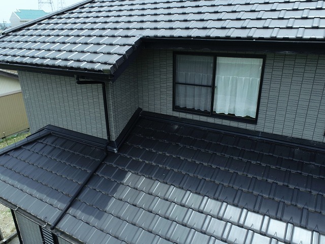 袖瓦取り直し工事を行う住宅のケラバ