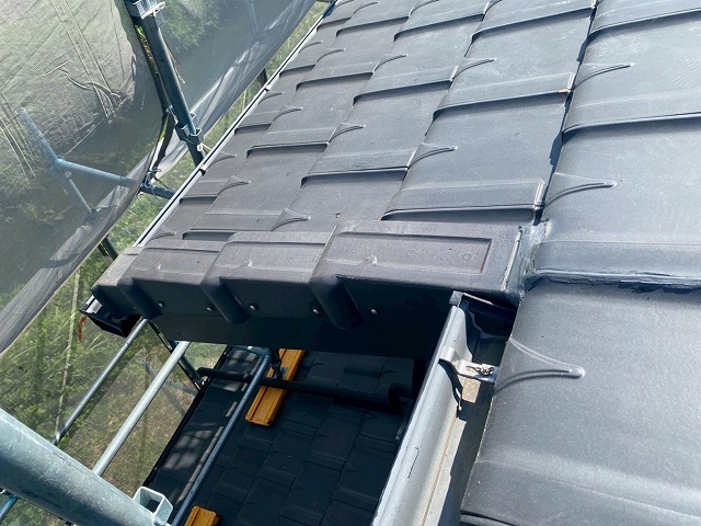 屋根ケラバ部の袖瓦取り直し工事のパッキン付きステンレスビスによる袖瓦再設置