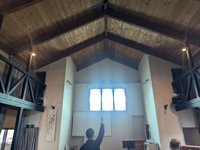 宗教施設建物雨漏り調査時の室内の状況