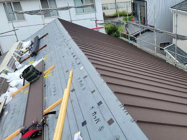 サビに強いガルバリウム鋼板屋根を用いた立平葺きによる本体施工