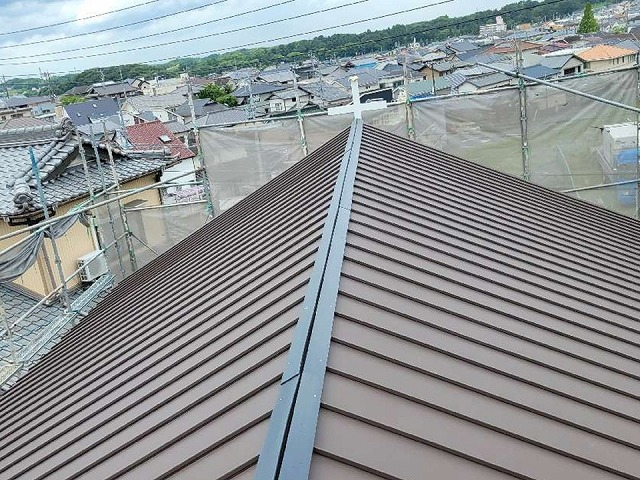 雨漏り修理のための屋根カバー工法の貫板取り付けが完了した状況
