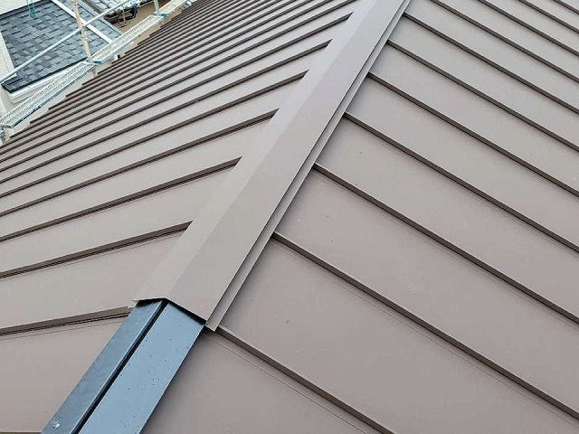 屋根カバー工事の樹脂製貫板への棟板金設置状況