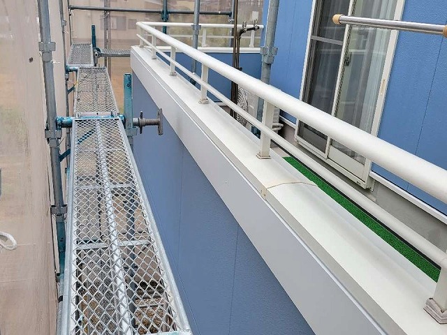 ベランダ笠木下に取り付けられている幕板部分への塗装の様子