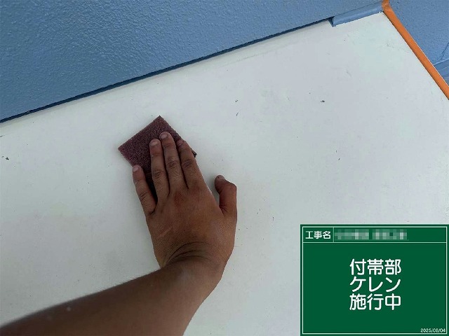 外壁塗装工事の庇へのケレン処理