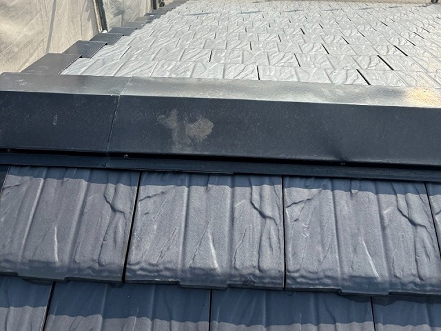 平板瓦屋根板金役物取り替え工事を行う棟板金の塗膜剥がれ