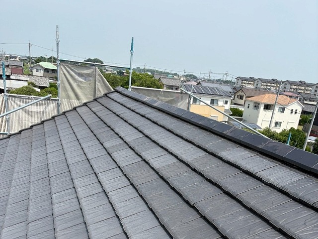 屋根板金役物取り替え工事の棟瓦設置が完了