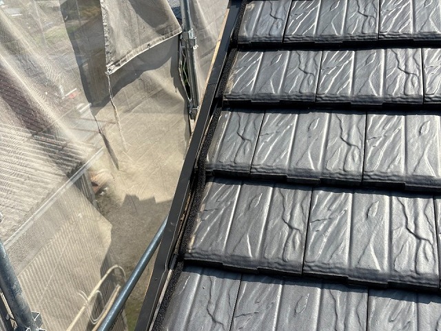 ケラバ部板金役物取り替え改修工事の既存ケラバ板金撤去の様子