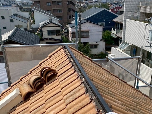 棟瓦取り直しで濡れても腐る心配がない樹脂製芯材の取り付け