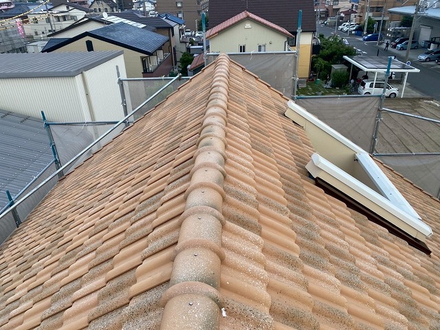 棟瓦取り直し工事の棟瓦の再設置が完了