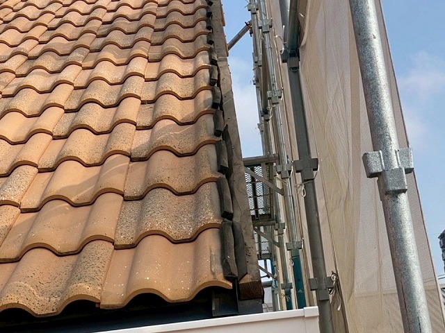 袖瓦取り直し工事で既存の袖瓦を取り外した状況