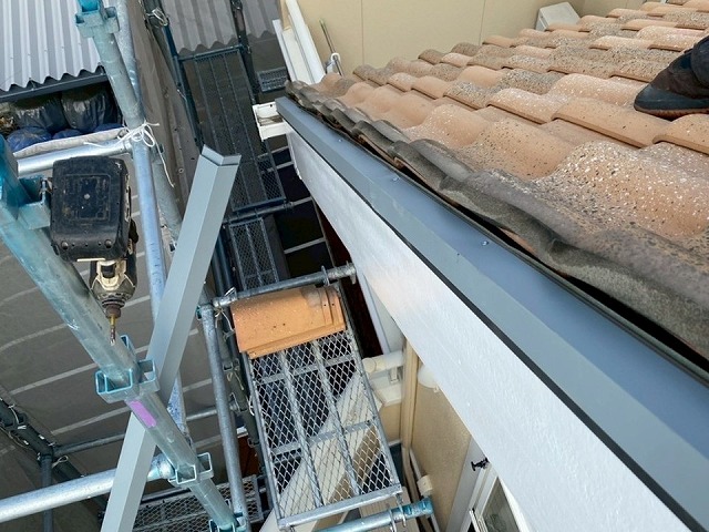袖瓦の下地木材へ水切り板金を取り付け