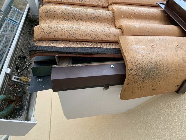 瓦屋根に防水シーラーを取り付けて袖瓦を再設置