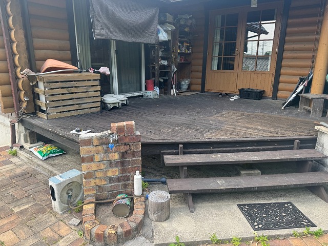 住宅現場調査でウッドデッキの色あせや塗膜剥がれを確認