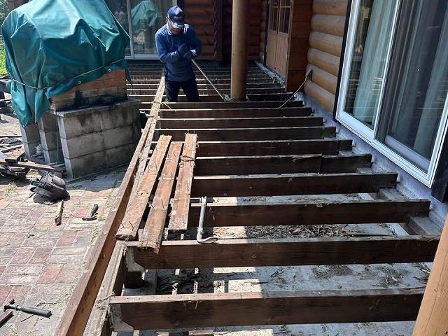 ウッドデッキ取り替え工事床板を解体状況