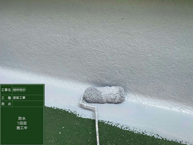 住宅ベランダ防水改修工事のウレタン防水材1回目塗布