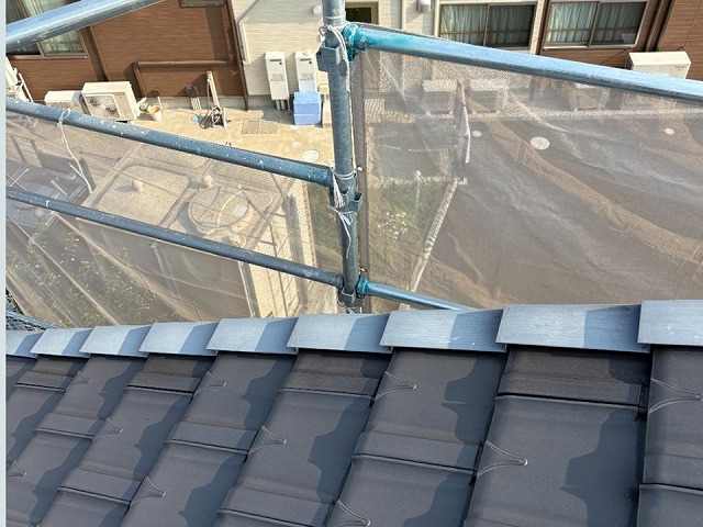 板金役物取り替え改修工事の安全を確保する足場設置工程