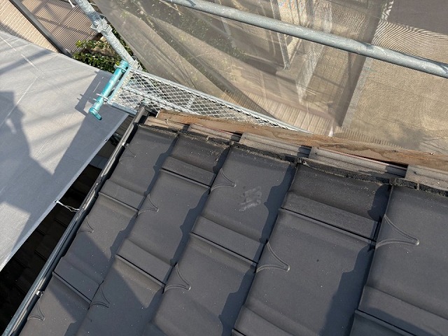 板金役物取り替え改修工事の既存ケラバ板金撤去工程