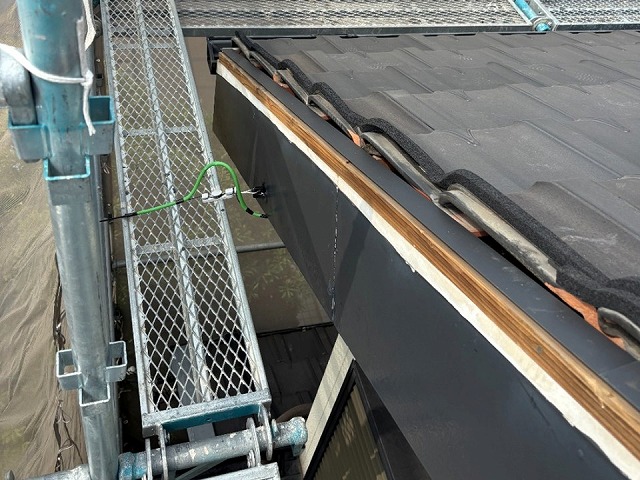 ケラバ部の木下地に対する水切り板金の取り付けが完了