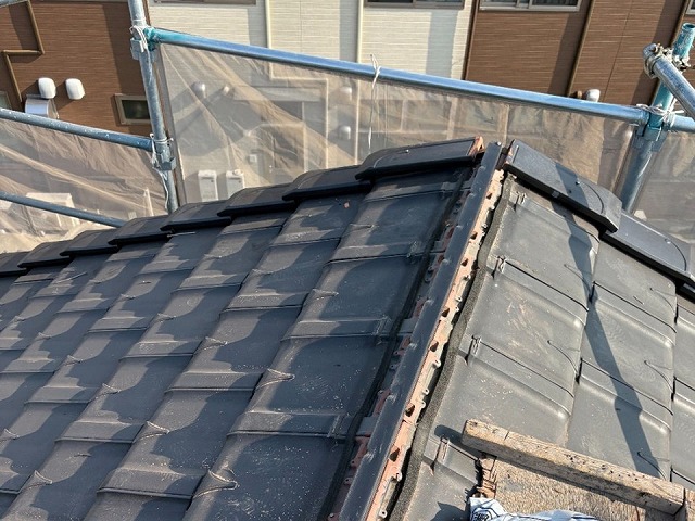 役物取り替え改修工事の棟部への補強金具と樹脂垂木の取り付け