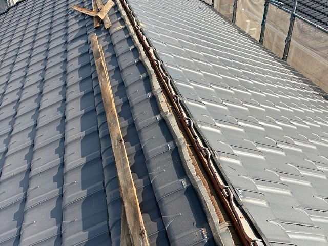 板金役物取り替え改修工事を行うための足棟板金と下地材の撤去工程