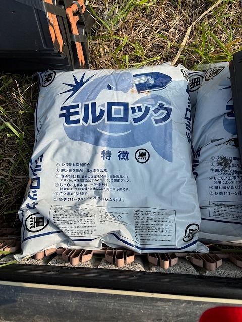 役物取り替え改修工事の棟土台づくりで使用した「モルロック」