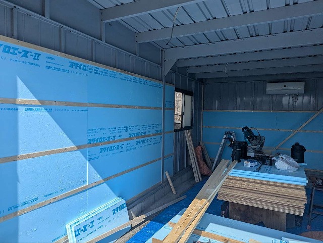 ガレージ断熱工事の下地組みと断熱材充填施工