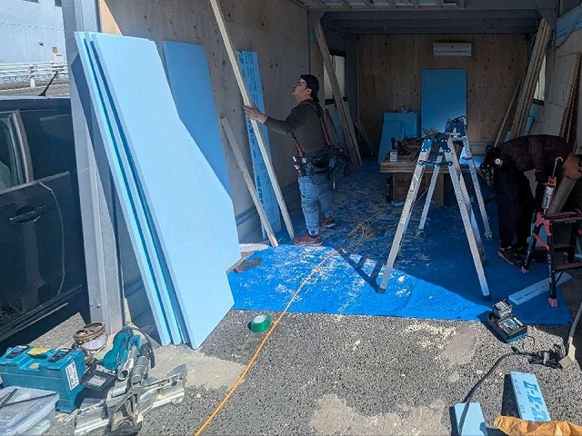 ガレージ断熱工事で「スタイロフォーム」で設けた断熱層に対する構造用合板張り工程