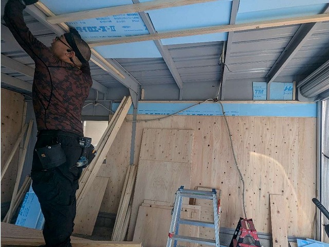 ガレージ断熱工事の天井への下地組みと断熱材設置