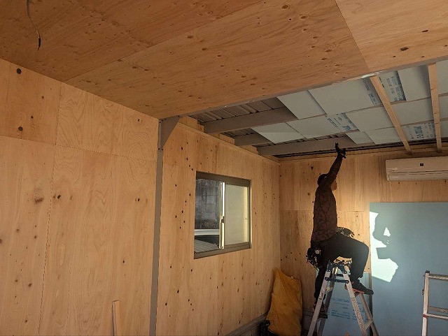 ガレージ断熱工事で天井へスタイロフォームを入れている様子