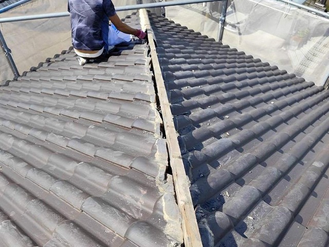 屋根棟瓦取り直し工事の既存棟土台部の漆喰の解体状況