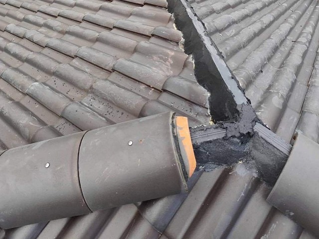 屋根棟瓦取り直し工事の構築した土台部分へ棟瓦を再設置している様子