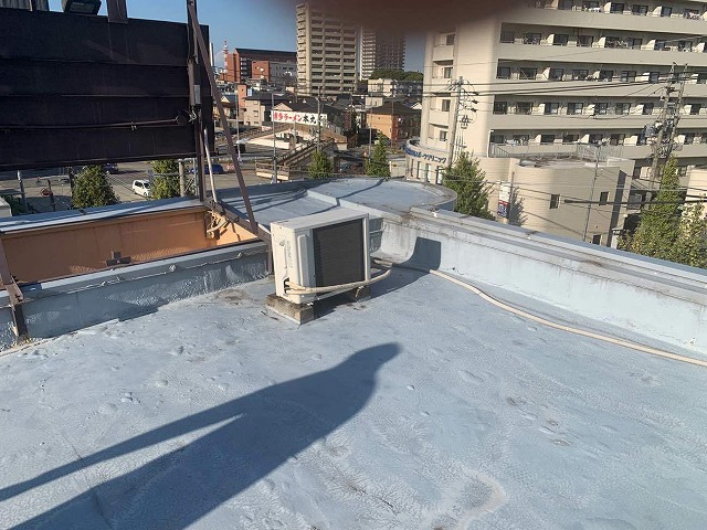 会社建物の屋上に施されているウレタン塗膜防水の劣化状況