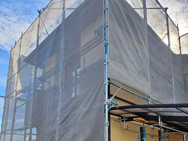 住宅屋根棟部役物取り替え工事の足場設置工程