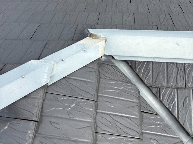 足場設置後のあらためて確認した棟板金の劣化状況