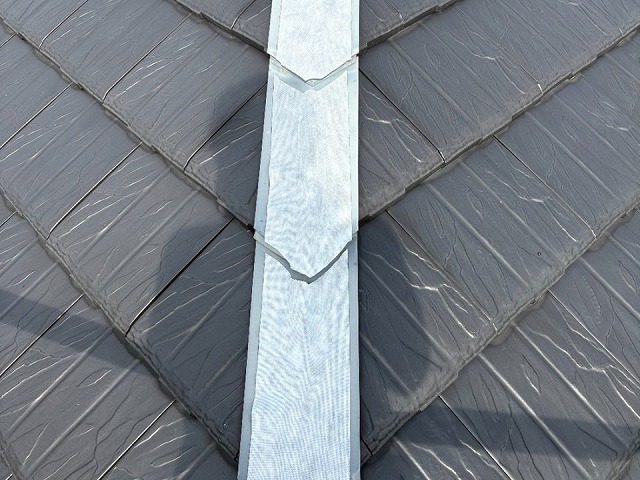 棟部役物取り替え改修工事の差し棟板金への防水テープ貼り付け状況